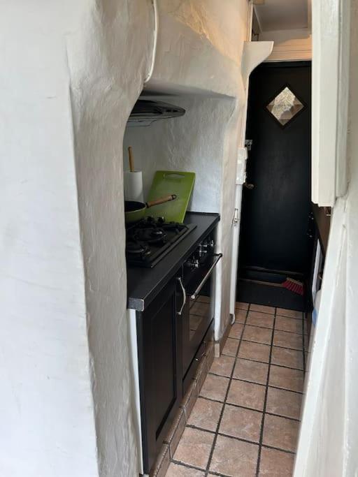 Cozy Apartment In Popular Street Берген Экстерьер фото