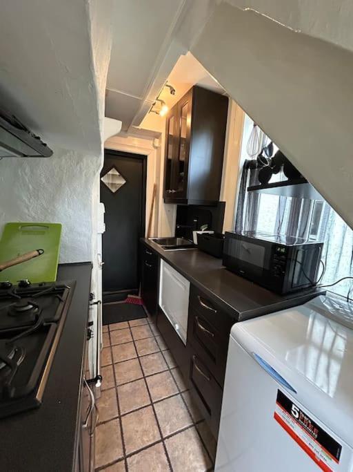Cozy Apartment In Popular Street Берген Экстерьер фото