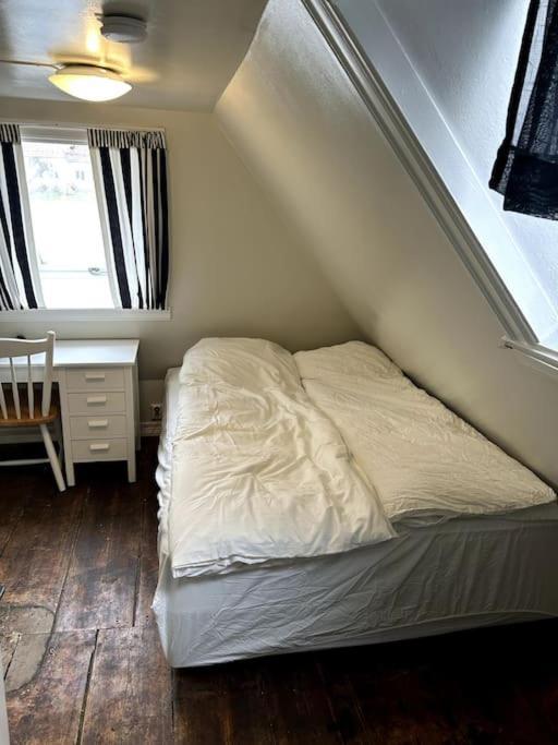 Cozy Apartment In Popular Street Берген Экстерьер фото